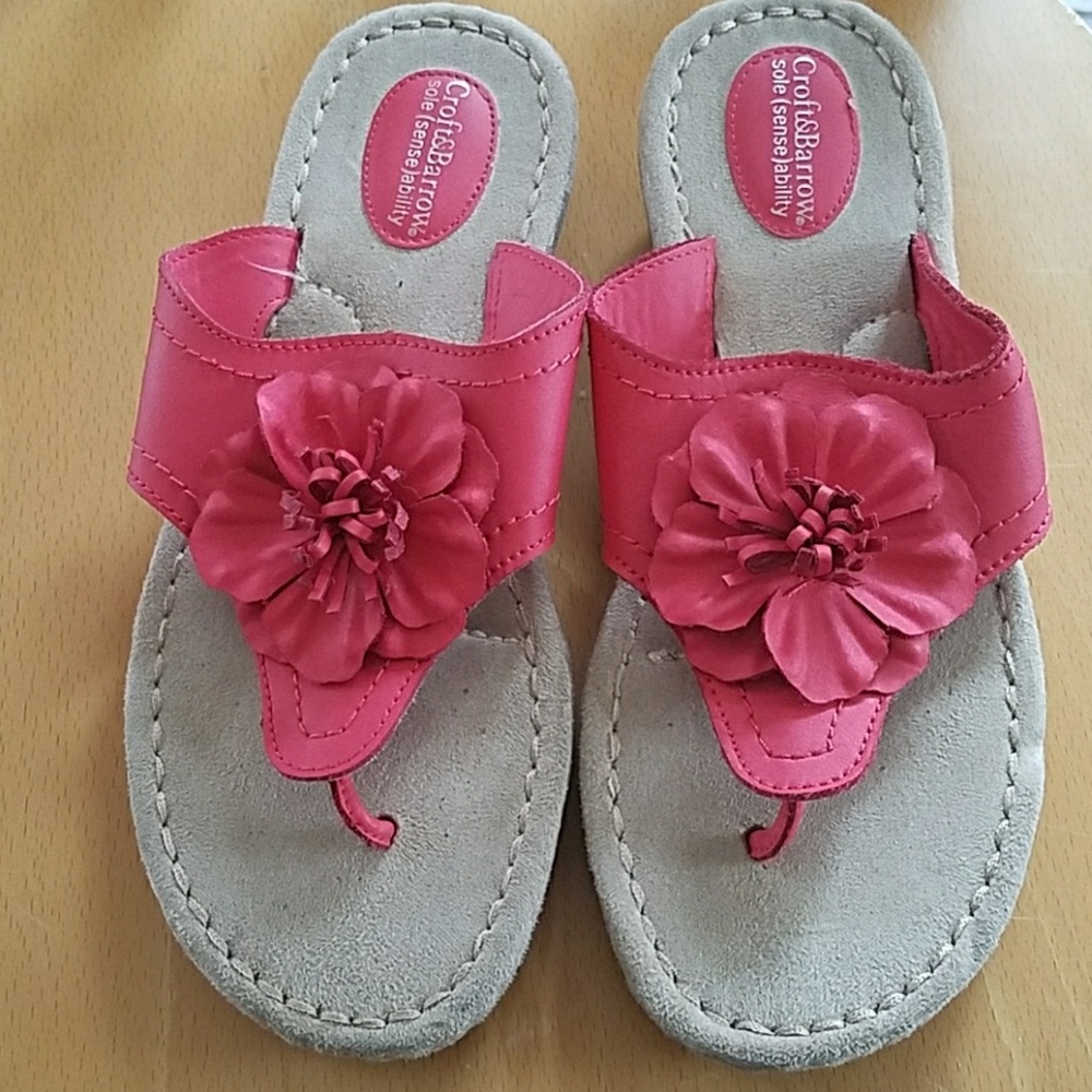 Adorable Croft & Barrow size 7 Sandals